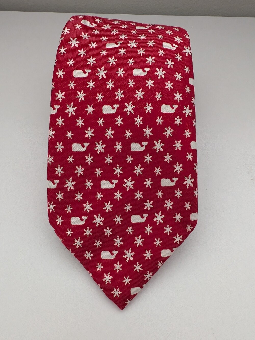 Vineyard Vines Silk Tie Red White Snowflake Whale Holiday Christmas 3.75”